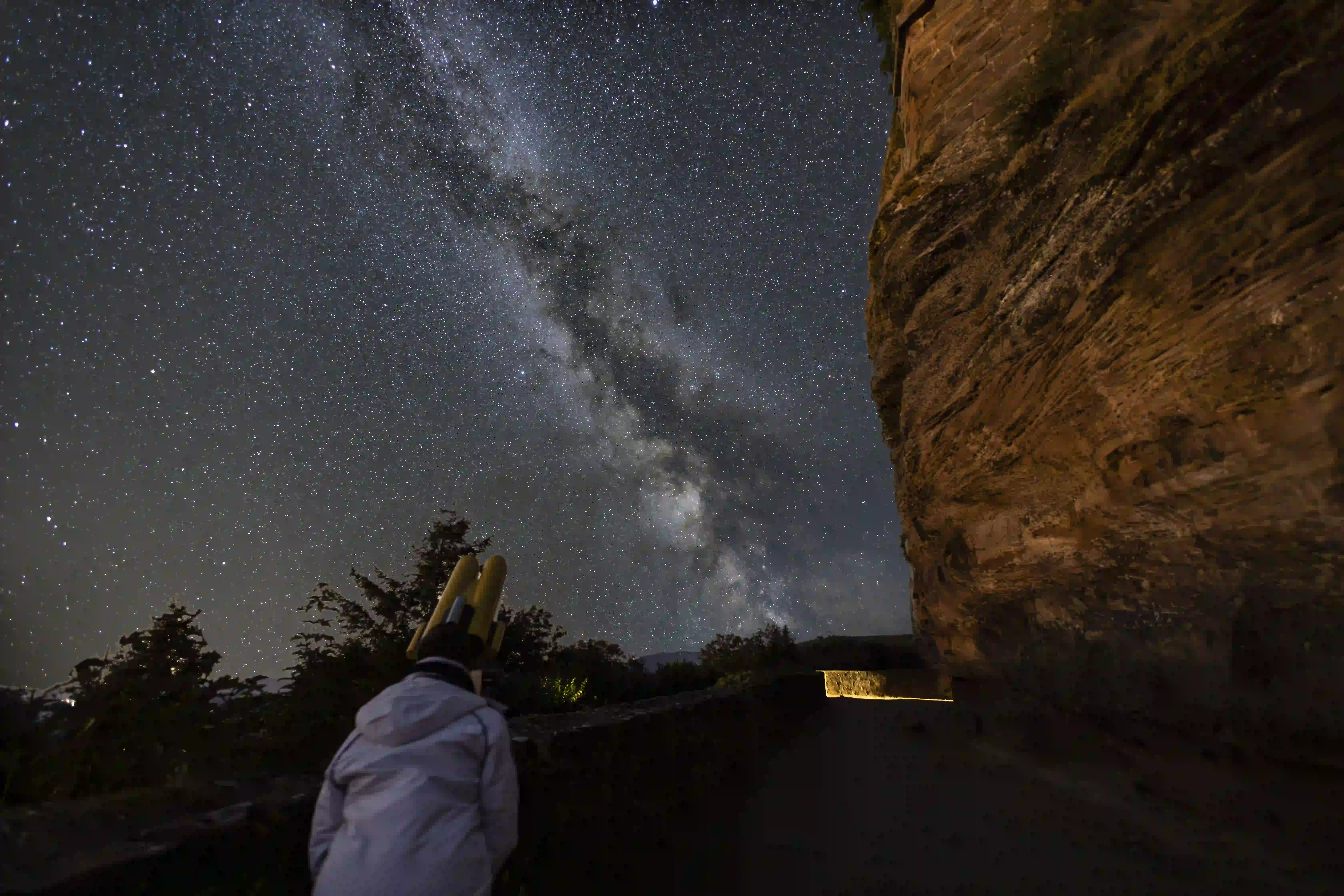 Photographie d'étoiles et de nébuleuses montrant une prise de vue d'astrophotographie
