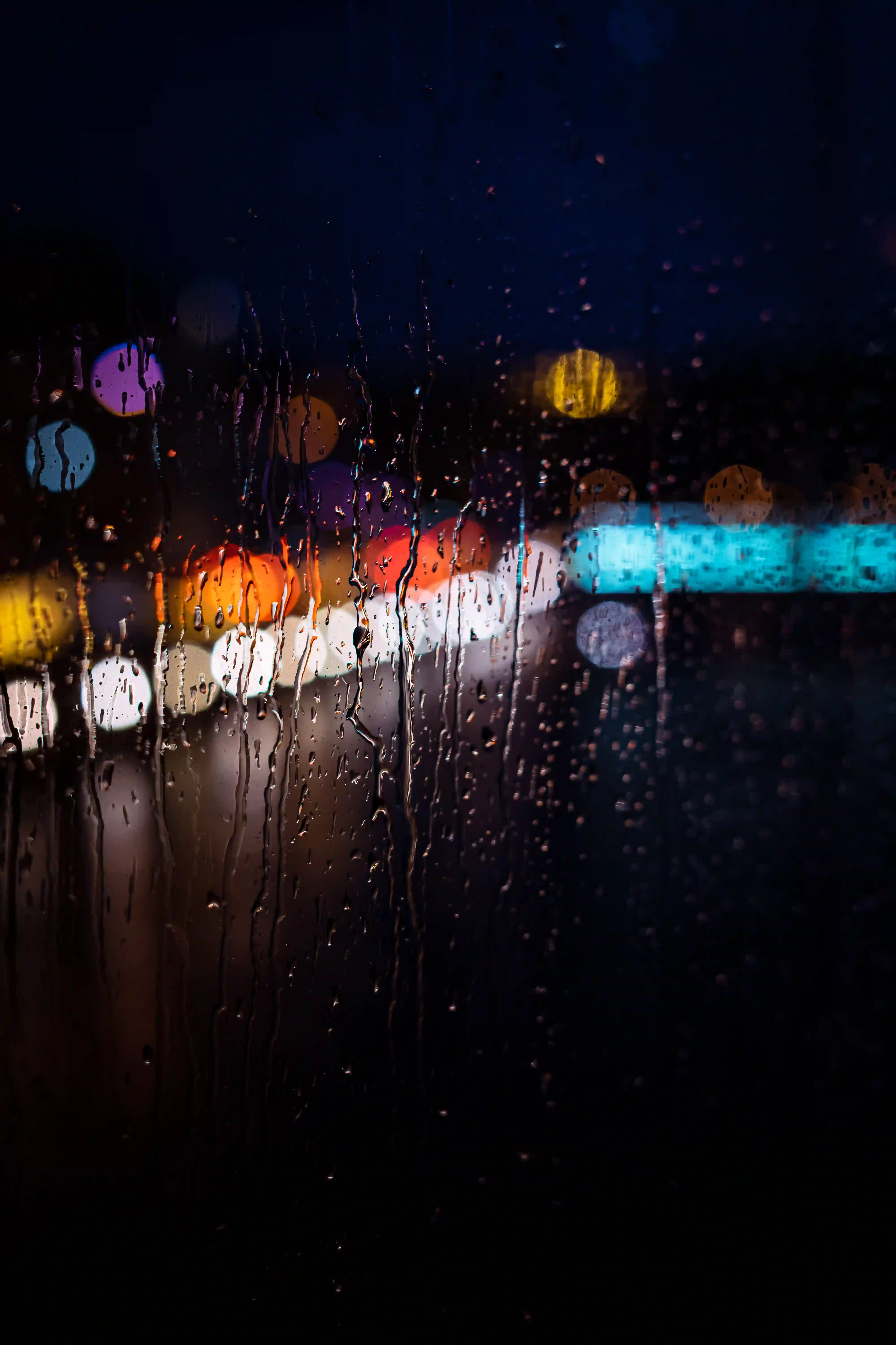 Photographie nocturne d'une ville éclairée avec des lumières urbaines